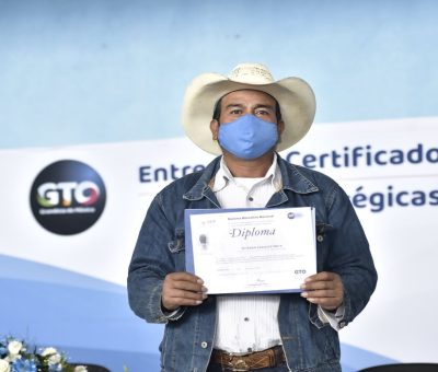 INAEBA ayuda a familias guanajuatenses a obtener su certificado de secundaria