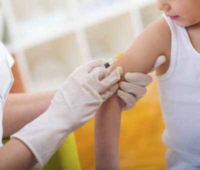 Evalúan uso de vacuna Covid-19 Pfizer en menores de edad