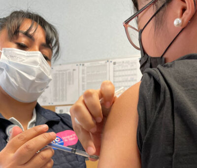 Logran amparo 55 adolescentes y reciben su vacuna Pfizer