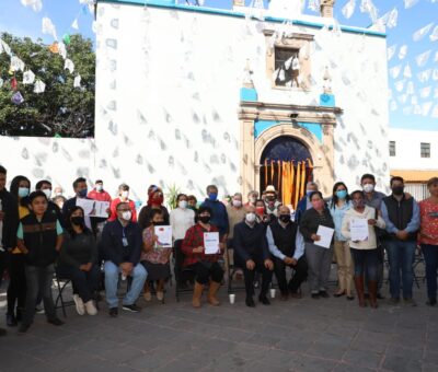 En el barrio de San Miguel Javier Mendoza entrega reconocimientos y premios a los ganadores del concurso de altares de muertos