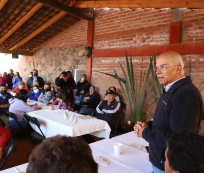 En su visita a Rincón de Tamayo, Javier Mendoza ofreció gestión ante el INSUS para regularizar asentamientos irregulares en el municipio