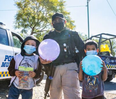 Policías de Cortazar ayudaron a Reyes Magos a entregar juguetes