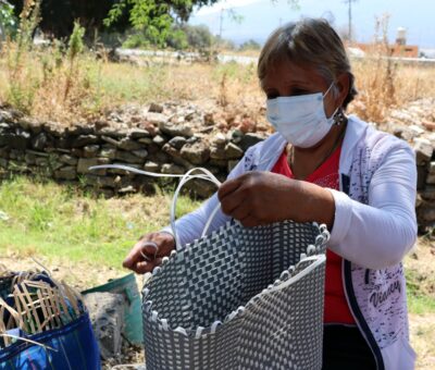 Mujeres Cortazarenses destacan en confección de bolsas artesanales