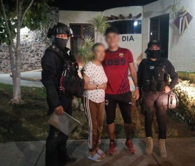 Policía auxilia a mujer y la reúne con su familia