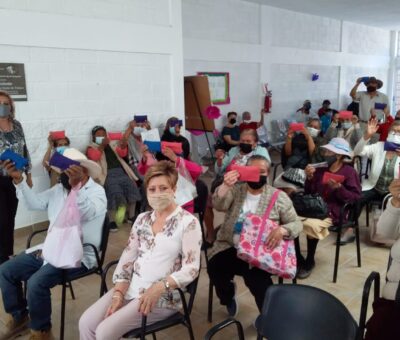 DIF Celaya entrega lentes a Adultos Mayores de algunas comunidades.   