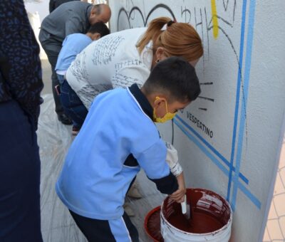 Silao embellece pintando las fachadas de los planteles educativos