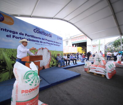 Entregan SDAyR y municipios más de mil toneladas de fertilizante en Uriangato y Pénjamo
