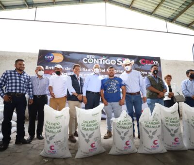 Entrega municipio y SDAyR fertilizante a productores agrícolas