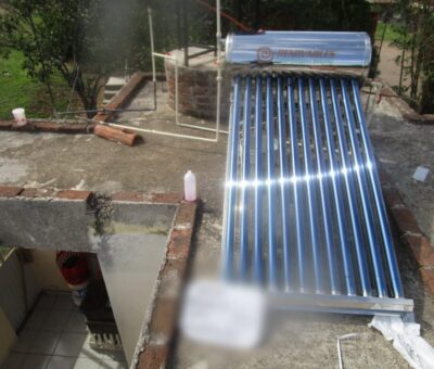Para apoyar a la economía familiar, instalan calentador solar en 148 hogares más