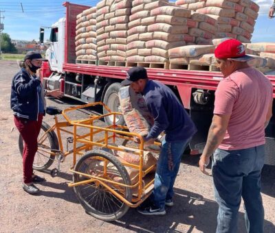 Apoyan con 18 toneladas de cemento a familias de Cortazar