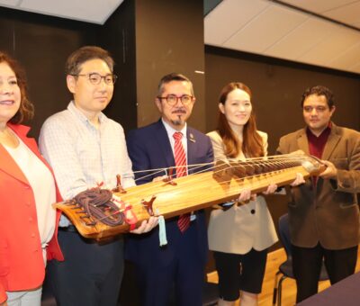 Delegación coreana dona instrumento tradicional al Departamento de Música de la UG 