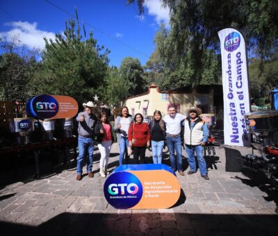 Equipan SDAyR y Municipio con maquinaria agrícola a productores de Guanajuato