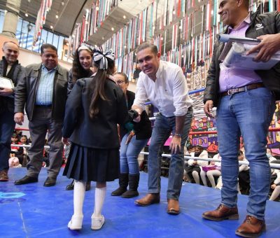 Premia Navarro a niñas y niños que ganaron el concurso de dibujo infantil del SIMAPAG