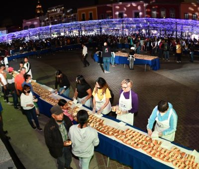 Disfrutan de tradicional Rosca de Reyes