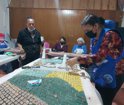 Mujeres salvaterrenses están creando un bello mural de  bienvenida a la ciudad