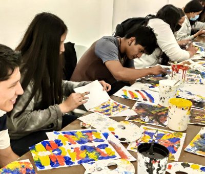 Jóvenes aprenden técnicas de pintura