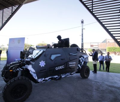 Entregan vehículos todo terreno y de vigilancia