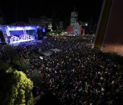 Disfrutan familias de gran concierto