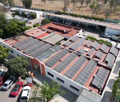 Instalan paneles solares en Complejo Siglo XXI