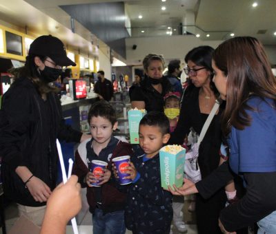 Niños disfrutan de la magia del cine