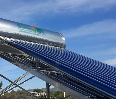 Supervisan calentadores solares y techos en comunidades