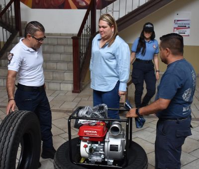 Chío Cervantes entrega equipo para Bomberos de Abasolo