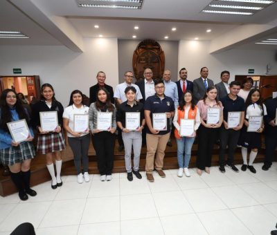 Entregan reconocimiento a estudiantes destacado