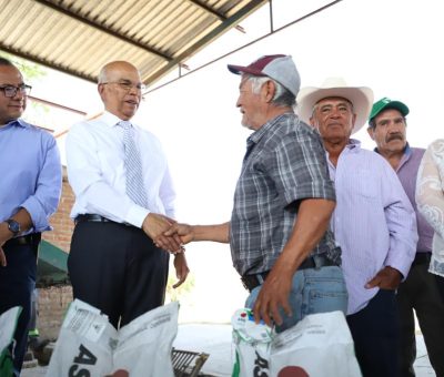 Entregan insumos agrícolas a productores de maíz y sorgo