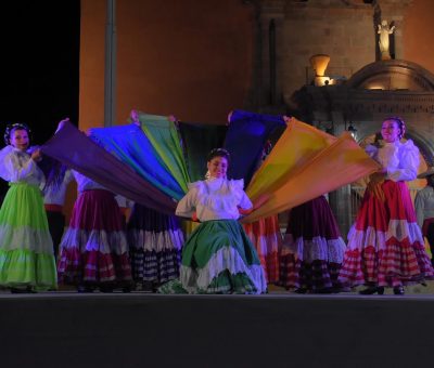 Gran fiesta folclórica en Plaza Constitución de Abasolo