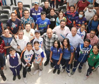 Entrega Ariel Corona equipamiento para entrenadores e incentivos a deportistas