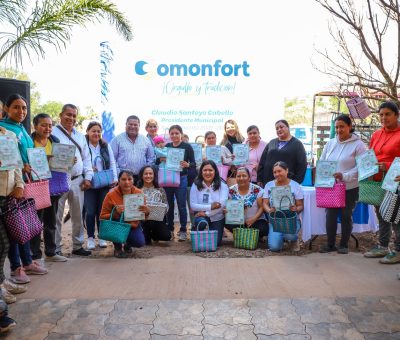 Entregan constancias a mujeres que participaron en el curso de bolsa de plástico