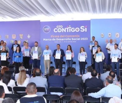 Firma convenio Carlos García con Gobierno del Estado para obra pública