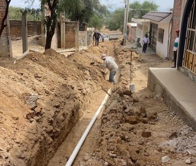 Llevan red de agua potable a la comunidad Yerbabuena