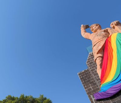 Refrenda Navarro defensa de los derechos LGBTIQ+ con bandera monumental
