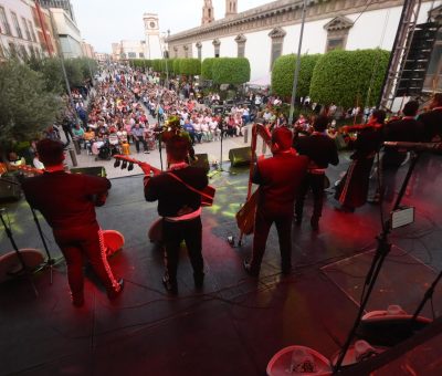 Disfrutan irapuatenses de música de mariachi