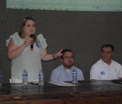 Chío Cervantes felicita a Supervisores y Jefes de Sector de Telesecundarias