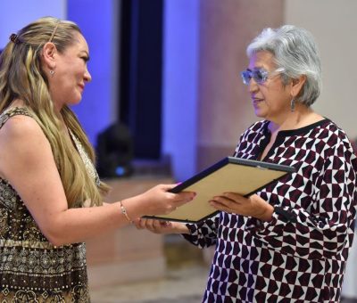 Reconocen trayectoria de 18 maestras y maestros de Guanajuato Capital