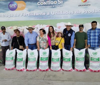 Impulsan al campo de Uriangato con entrega de fertilizante