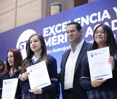 Entrega Gobernador reconocimientos a la Excelencia y Mérito Académico 2023