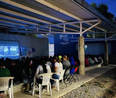 Recreación sana en comunidades con cine móvil