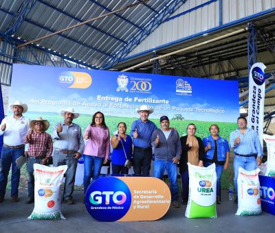 Entrega SDAyR fertilizantes a agricultores de Tarandacuao