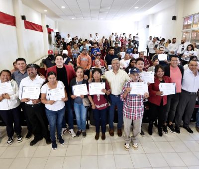 Hilario, de 69 años, certifica su primaria y se enorgullece de su logro académico