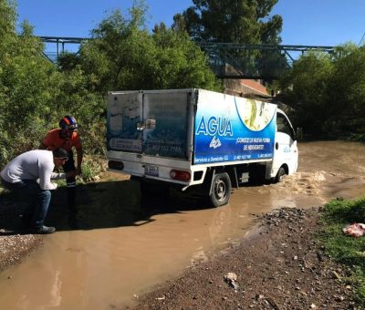 Exhortan a ciudadanía a evitar cruzar por corriente de agua