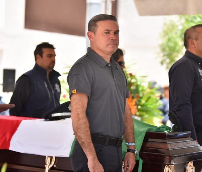 Rinden homenaje al policía Víctor Hugo; llama Navarro a jamás rendirse
