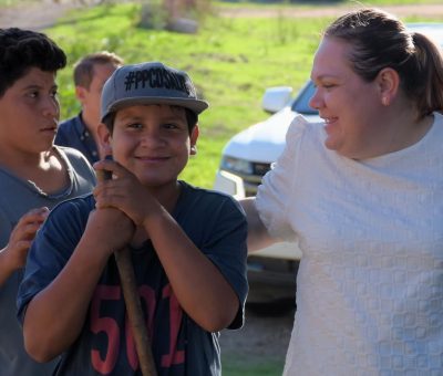 Llevan regalos a niños de El Encinal