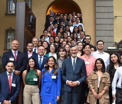 Abandera JuventudEsGTO a jóvenes que estudiarán su maestría en Francia.