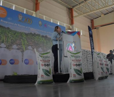 Municipio y Estado concurren en apoyo con fertilizante