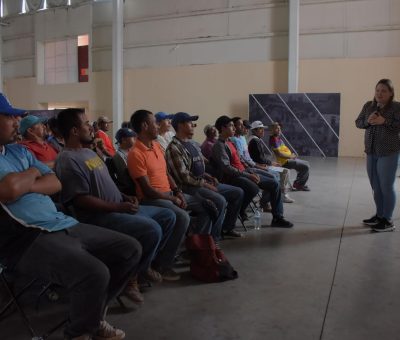 Chío Cervantes entrega apoyos a personas del sector ladrillero