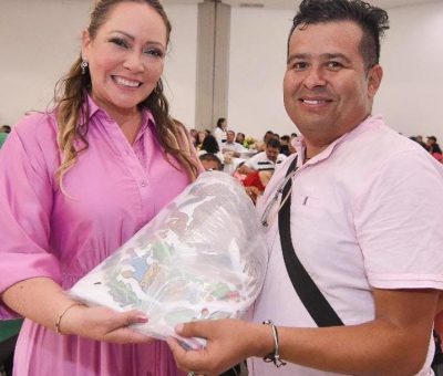 Entrega Samantha Smith la Bandera de México a la comunidad San José de Llanos