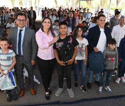 Entregan útiles a niñas y niños vulnerables